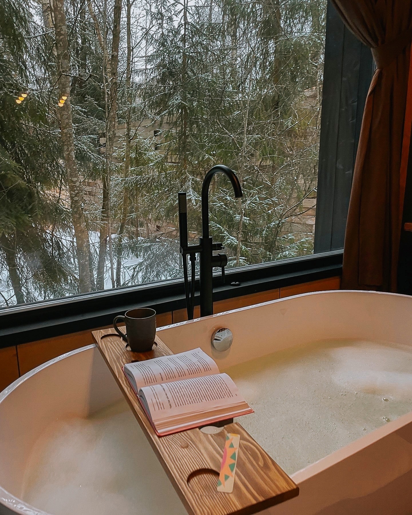 Ванна у окна в домике глмпинга Под кронами, вид на сосны