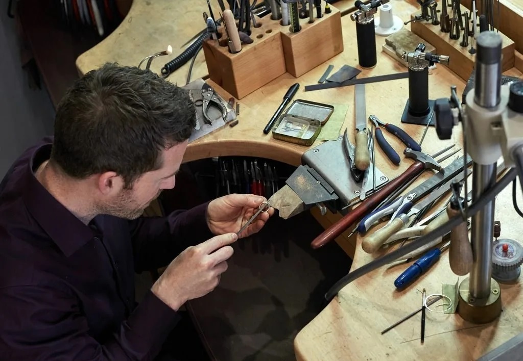 Ювелир в мастерской. Пайка в ювелирном деле. Материалы ювелира. Материалы ювелира. Материалы ювелира.