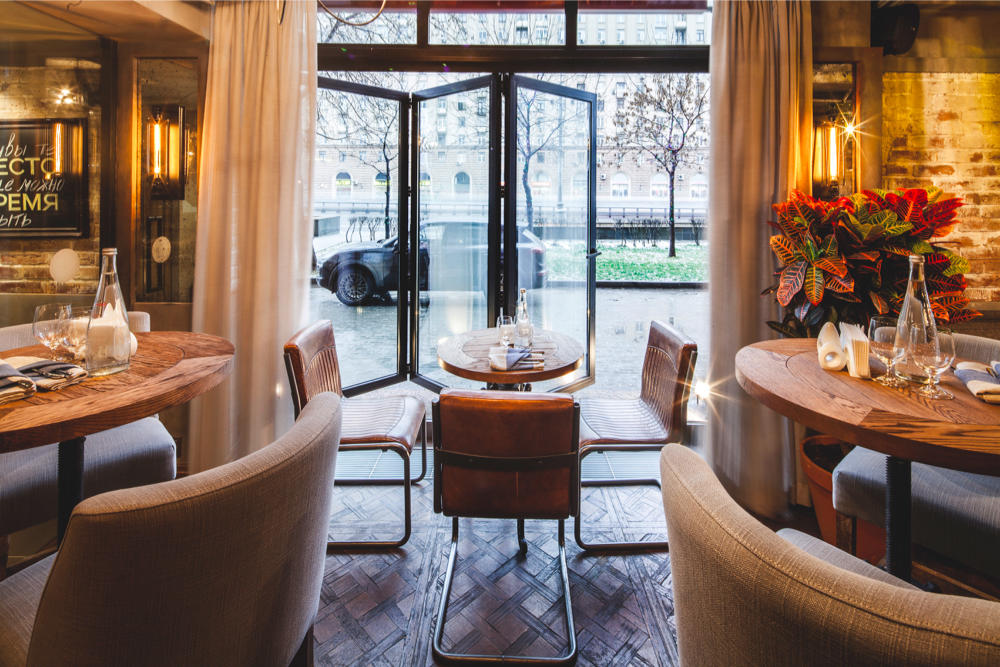 Топ кафе и ресторанов. Ресторан с панорамными окнами. Итальянский ресторан с панорамными окнами. Интерьер кафе с панорамными окнами. Кофейня с панорамными окнами.