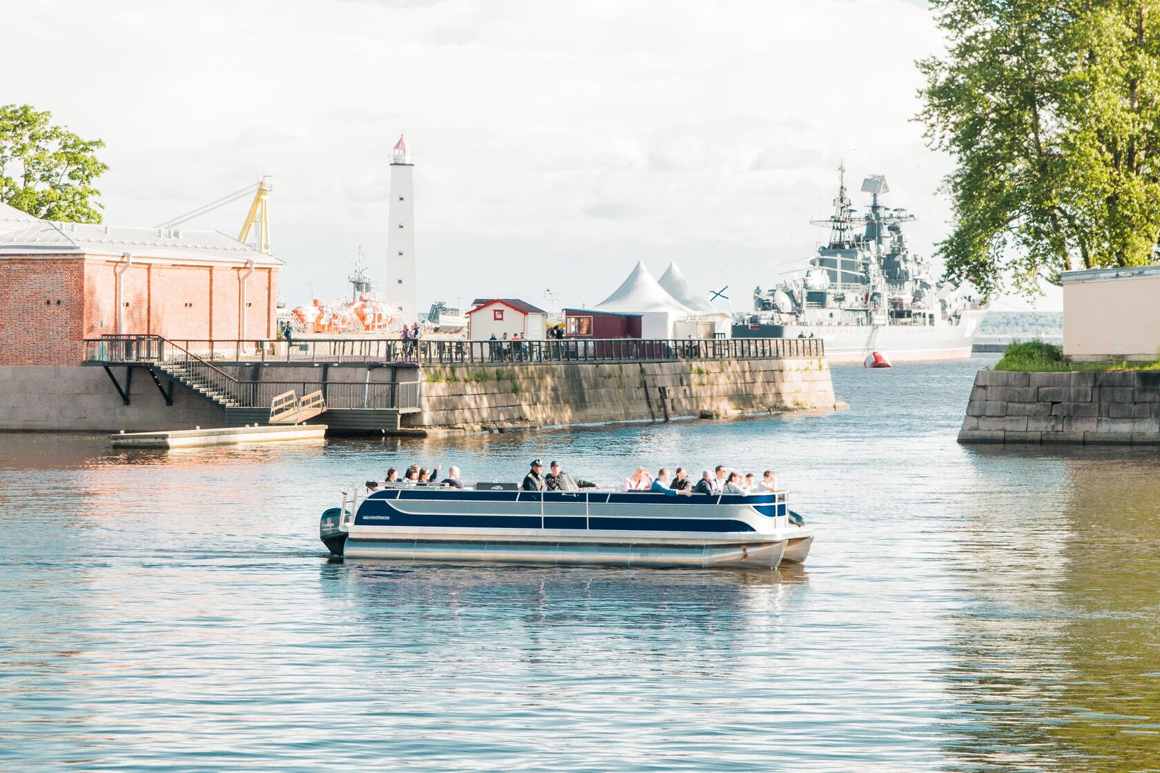 Морская прогулка по фортам кронштадта. Теплоход Шумарин. Музей макет Фортов Кронштадта. Морская прогулка вокруг Фортов Кронштадта. Кронштадт моряки 2021.