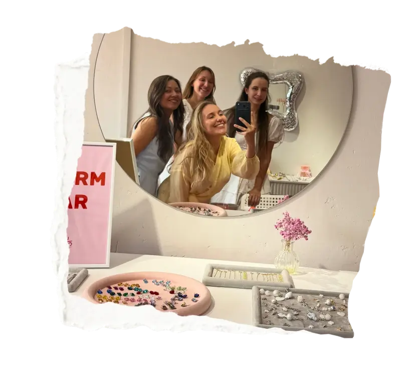 Студентки RubyWoo у зеркала в мастерской, на столе — лотки с бусинами и украшениями