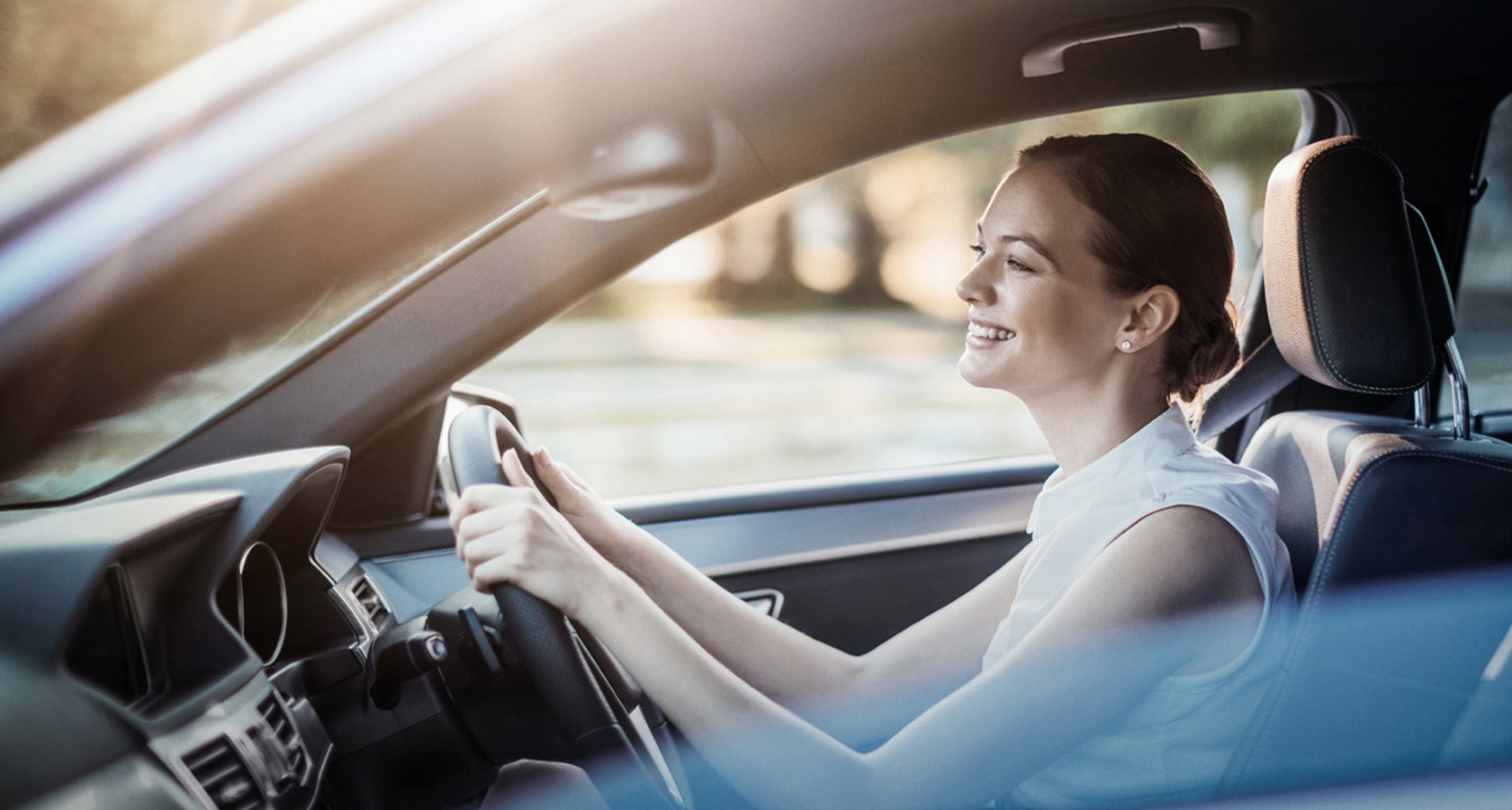 Условия проката автомобилей. Руки в перчатках. Protection driver. Angry driver on the traffic jam. Protection driver.