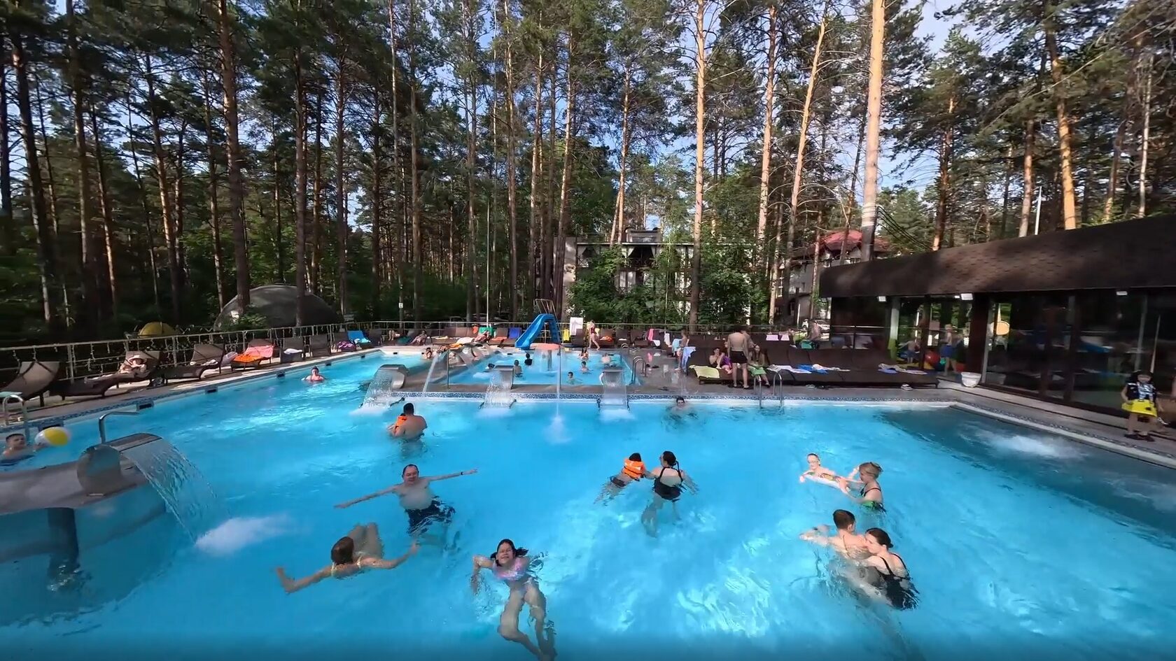 Открытый тёплый бассейн Малых терм среди сосен