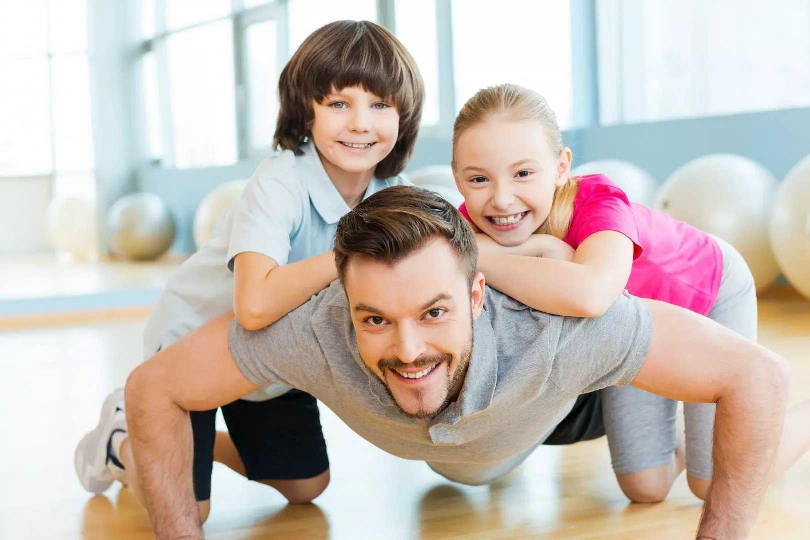 День спортивные семьи. Семья спорт. Фитнес семья. Детский фитнес. Дети и родители спорт.