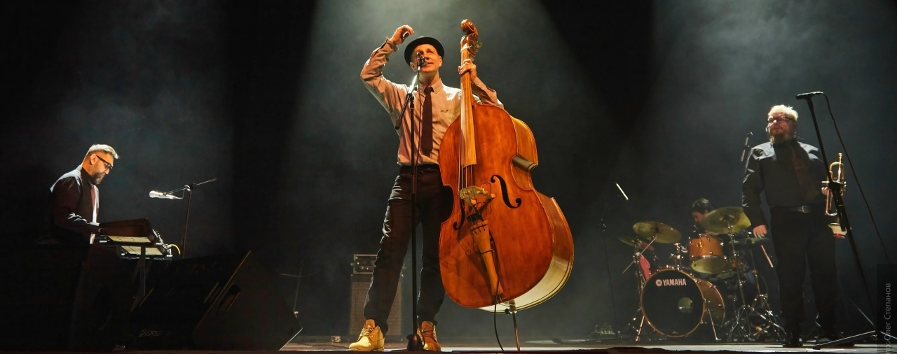 Билли Новик выступает с контрабасом в джазовом клубе