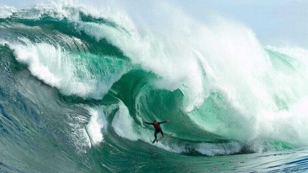 Серфер на корявой ступенчатой волне Shipstern Bluff