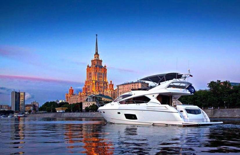 Речной прокат. Яхта Рэдиссон Москва. Яхта Москва река. Мини яхта Рэдиссон. Покататься на яхте в Москве.
