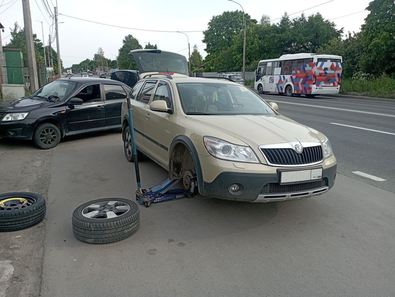 Установили запасное колесо на автомобиле Шкода Октавия на Выборгском шоссе в Выборгском районе Санкт-Петербурга