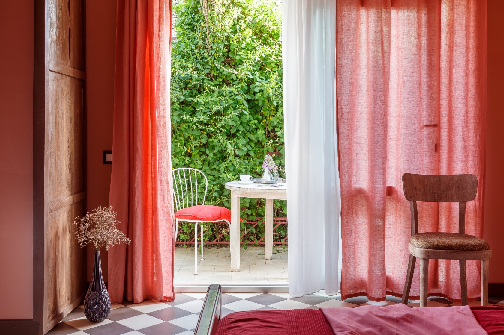 Спальня во французском стиле. Шторы в гостиную. Шторы тома дом. Шторы в классическом стиле. Шторы для эркерного окна в гостиной классика.