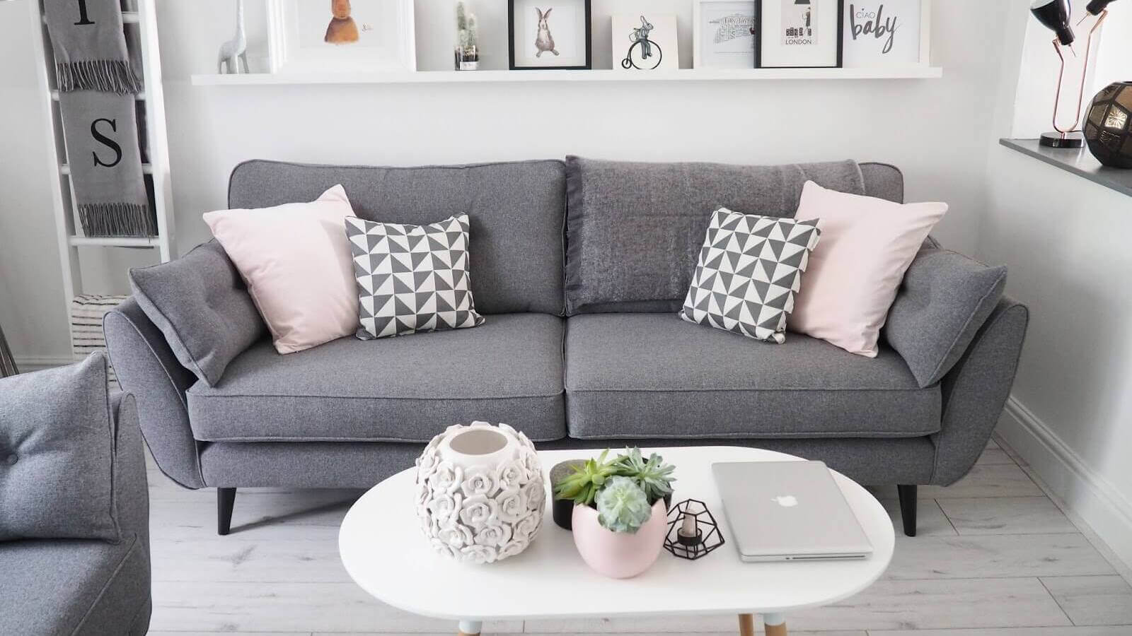 Серый диван и белая мебель