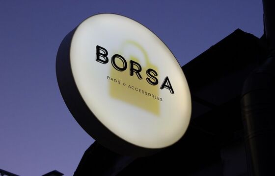 Вывеска на кронштейне для магазина аксессуаров