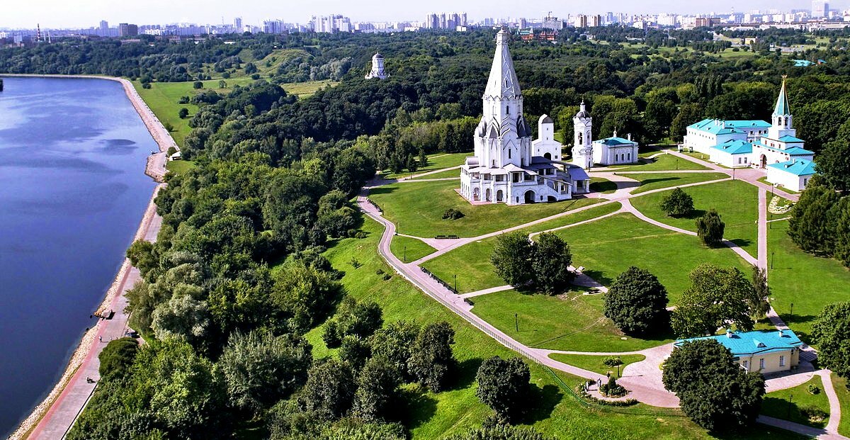 Храм Вознесения в Коломенском с реки