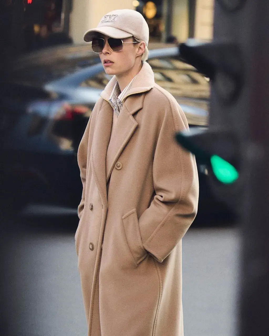 101801 ICON COAT Легенда стиля и объект современного дизайна, актуальность, которая гордится своим прошлым: пальто 101801 от Max Mara — это символ элегантности и итальянского мастерства, которое высоко ценится во всем мире.
