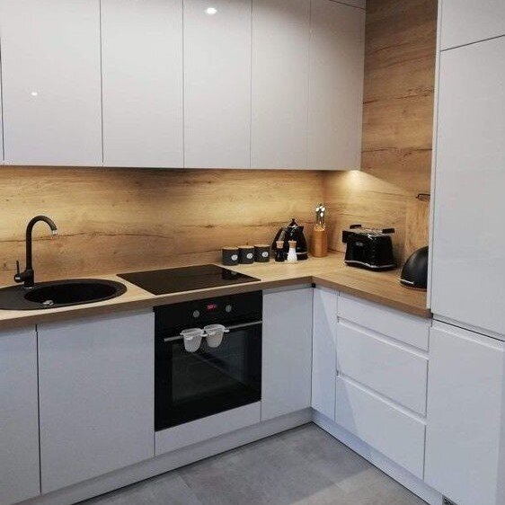 Угловая кухня. Рабочая поверхность отсутствует (ужасающая планировка!) 