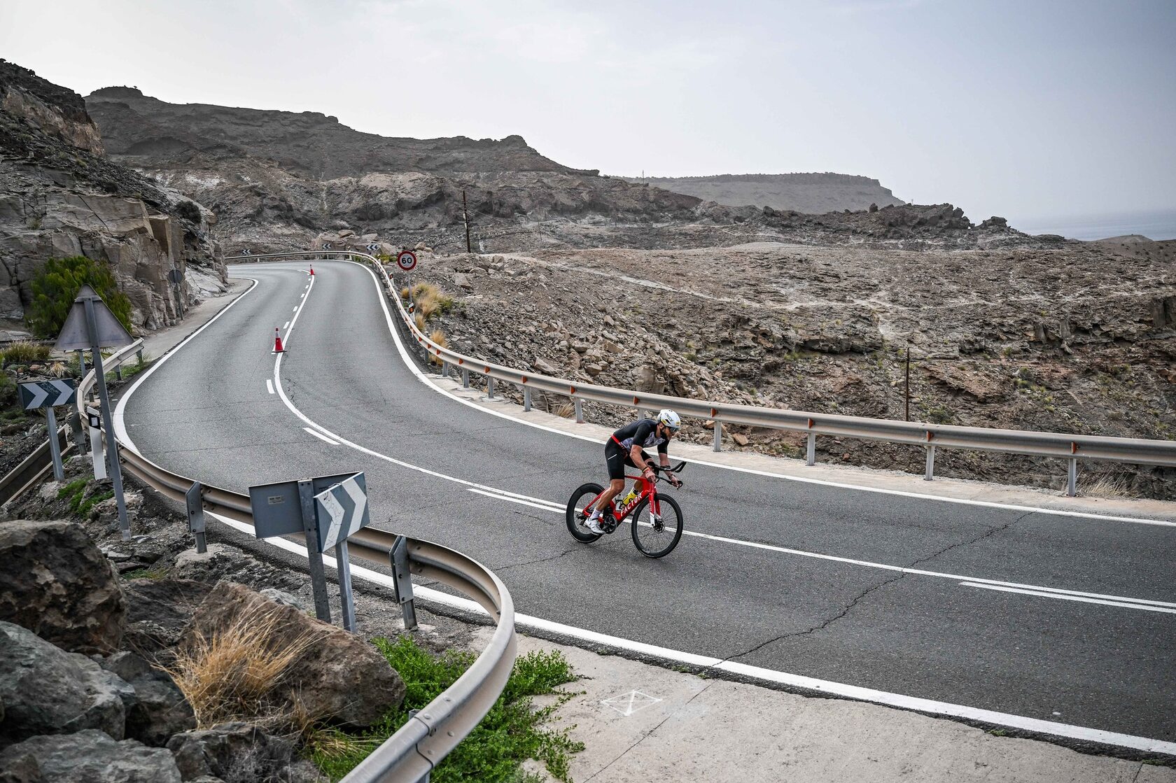 Nicholas Montemaggi di GM Endurance pedala sulla strada costiera GC-500 a Gran Canaria.