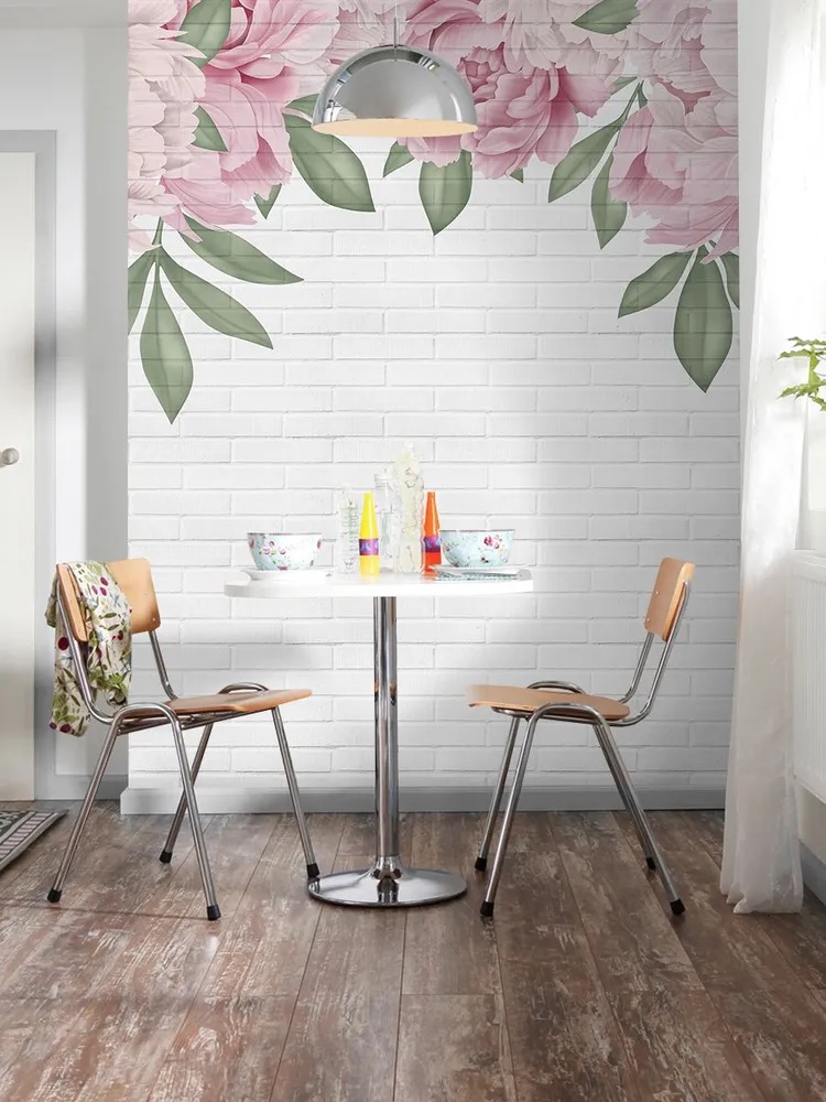 Обои с пионами на кирпичной стене в интерьере