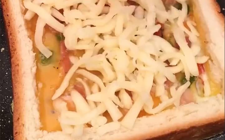 Приготовление гренок с яйцом сыром и колбасой на сковороде: шаг 6