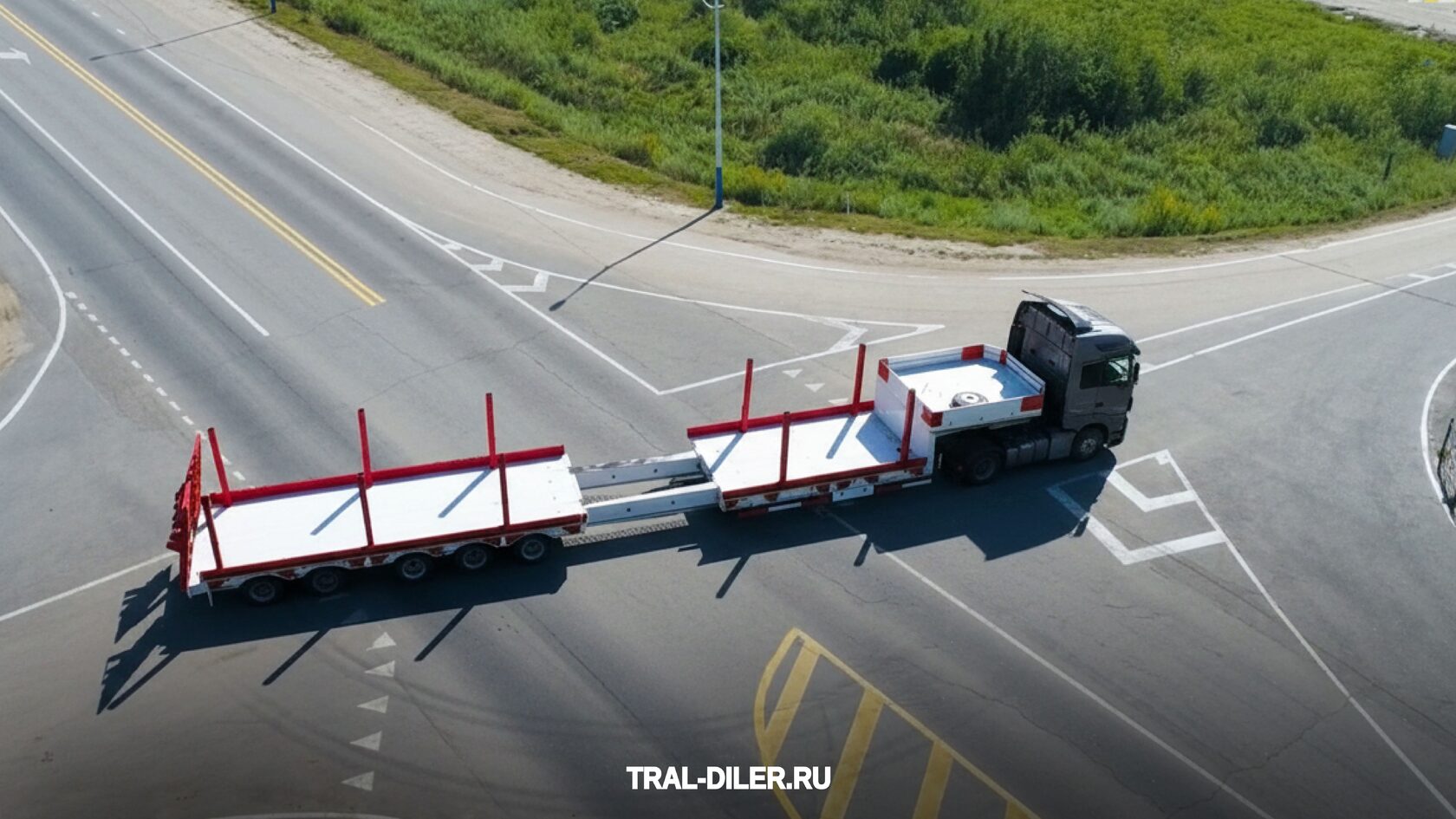 Раздвижной 5 осный трал на дороге в России