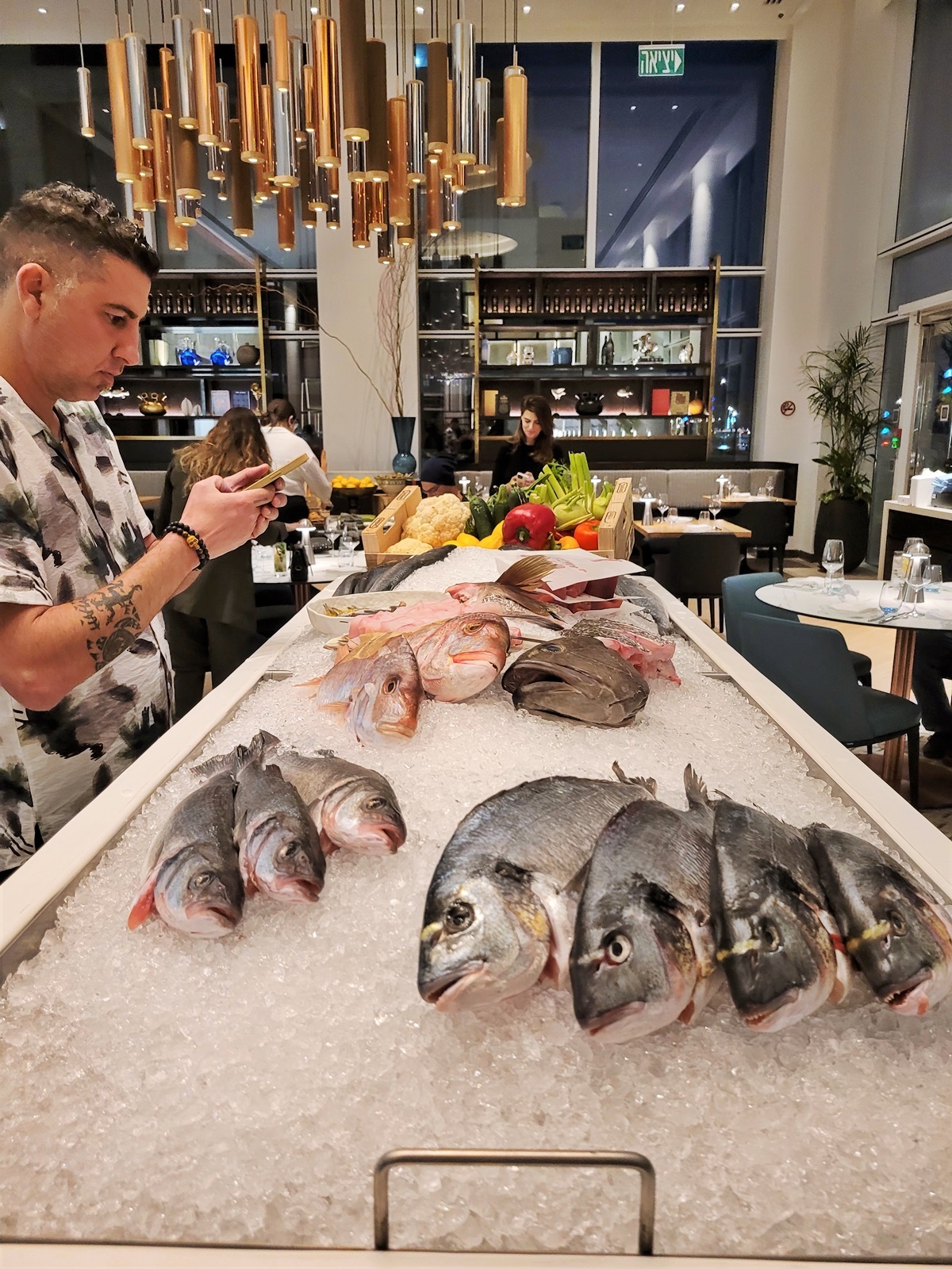 Свежая рыба в ресторане Sereia - David Kempinski Tel-Aviv.