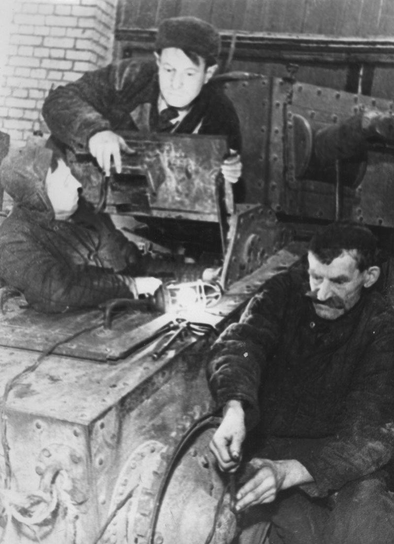 Работники службы пути Моисеев, Цуцкарев и Барабанов за ремонтом танка. Ноябрь 1941 года