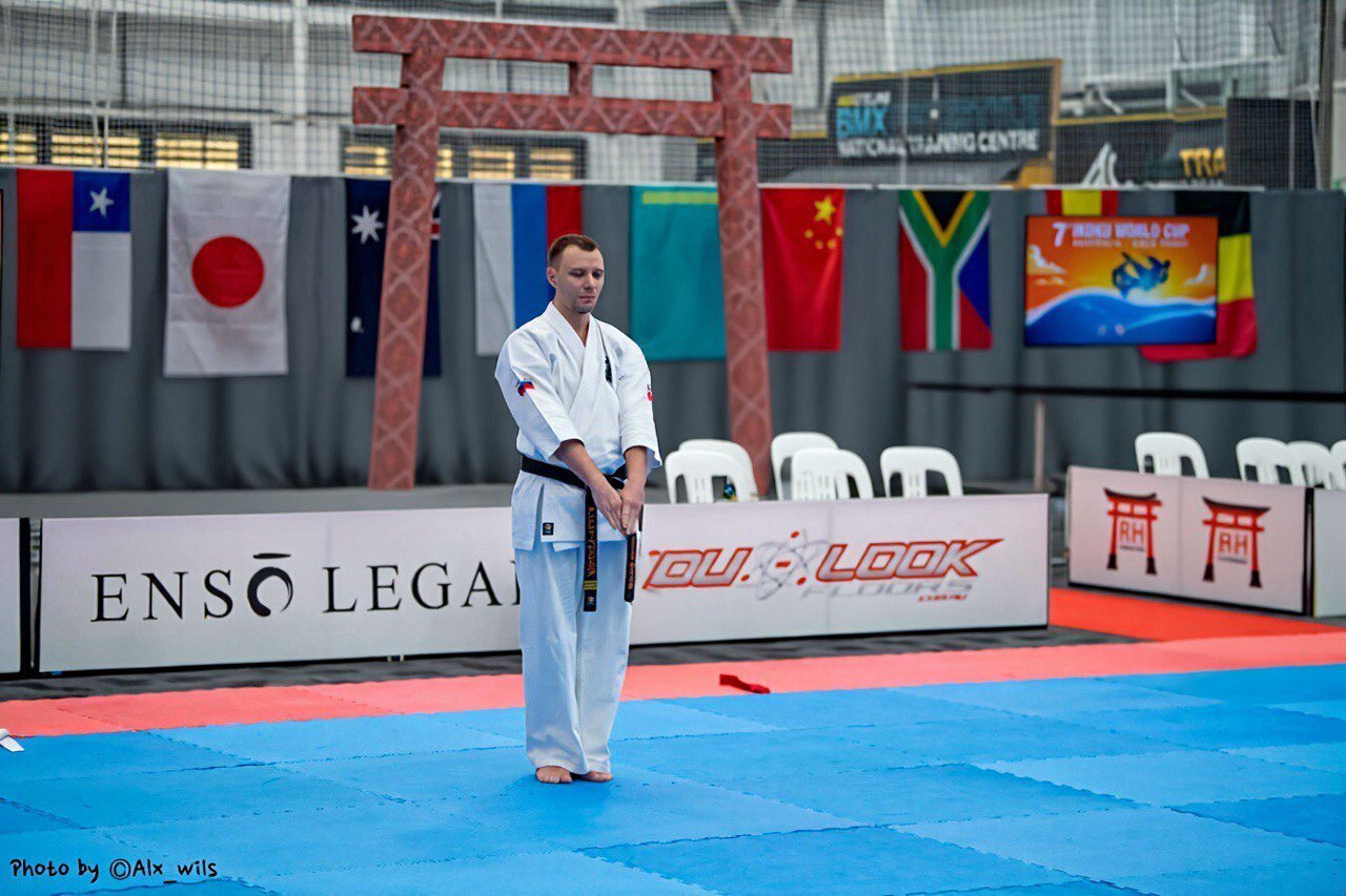 Musubi-dachi (Мусуби-дачи)