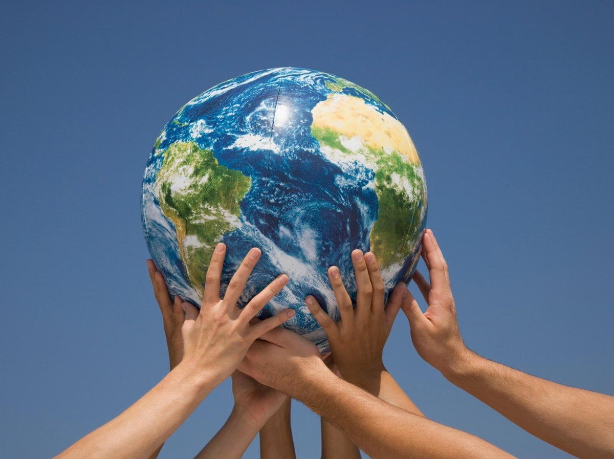 Земной шар в руках человека. Планета в руках человека. Мир в руке. Глобус в руках.