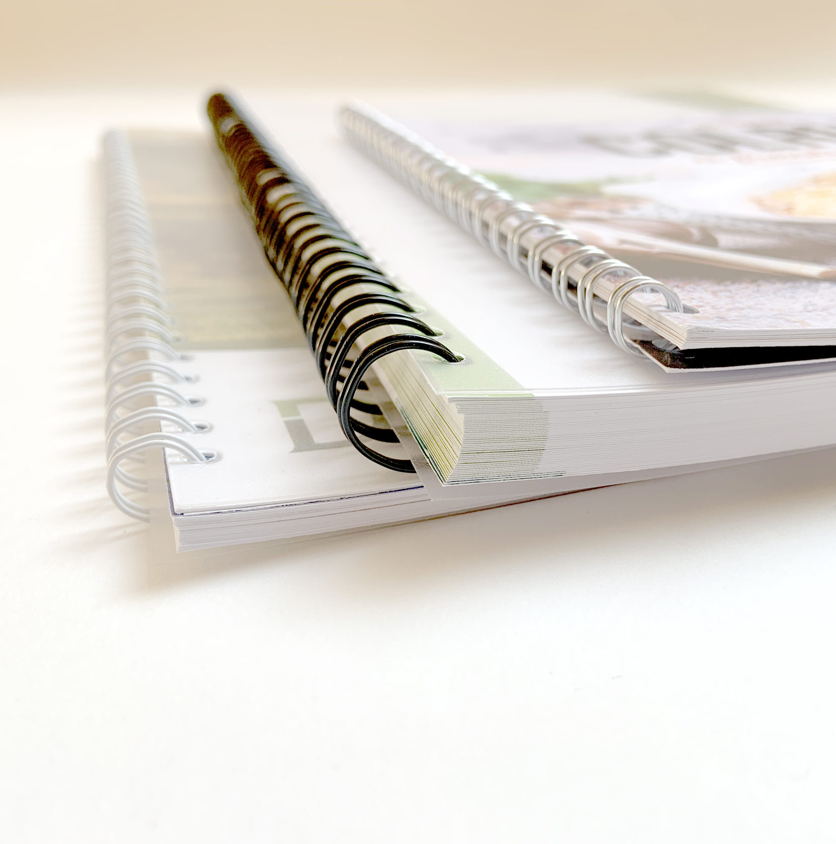 3 brochures/boeken met metalen ringen