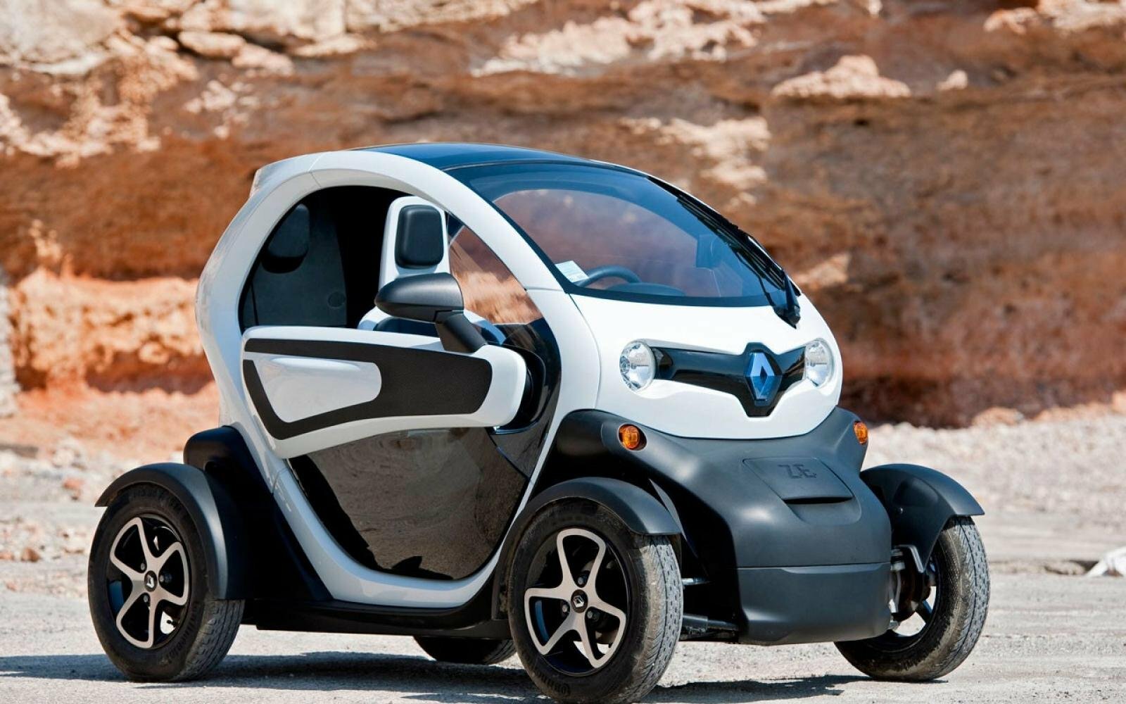 Электромобиль одноместный. Электромобиль Рено Твизи. Рено электромобиль Twizy. Renault Twizy 2021. Электрокар 2020 Рено Твизи.