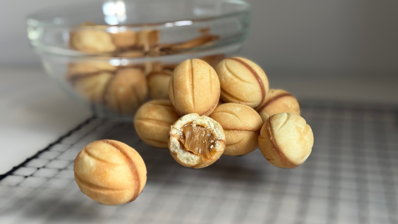 Орешки с вареной сгущенкой