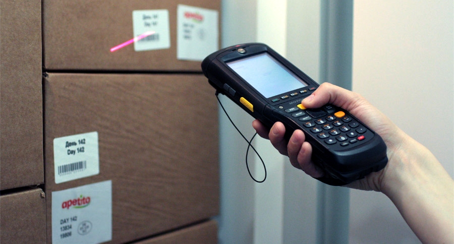 Ручные терминалы сбора данных обеспечивают мобильность и удобство для работников склада, в то время как стационарные RFID-станции позволяют автоматизировать массовое сканирование товаров без участия человека.