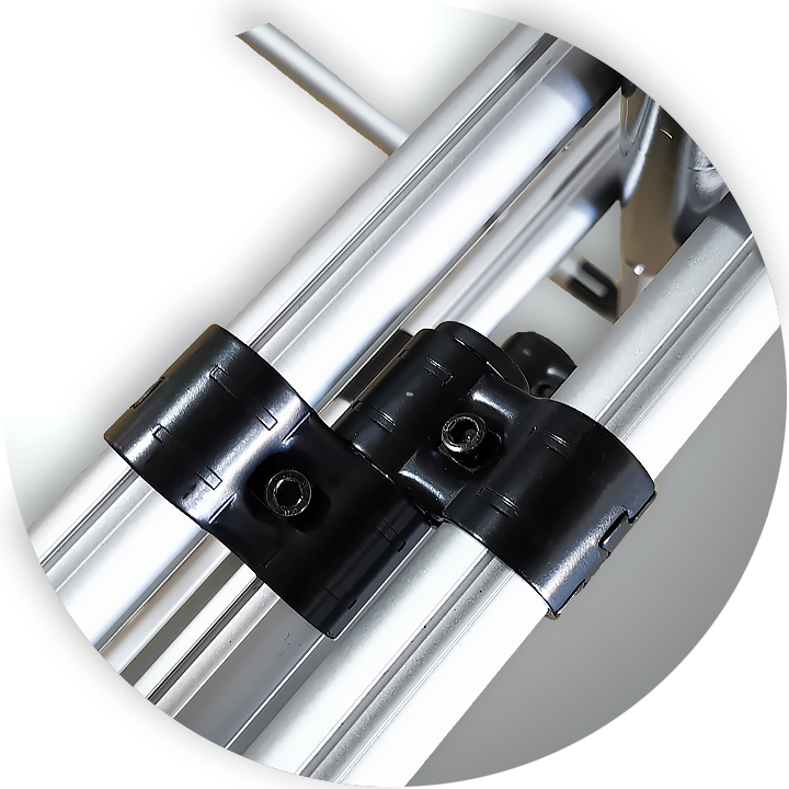 У тренажёра ГравитОН имеются съёмные ступеньки которые являются также распорками для устойчивости и жёсткости тренажёра. Ступеньки двойные и выполнены в виде широких лыж, чтобы было безопасно на них стоять и чувствовать устойчивость.