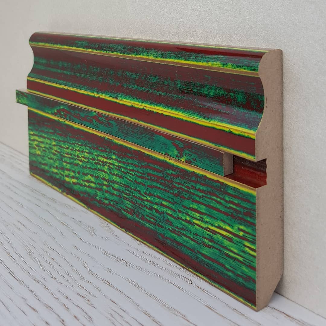 Плинтус из шпона, стилизованный под старину.