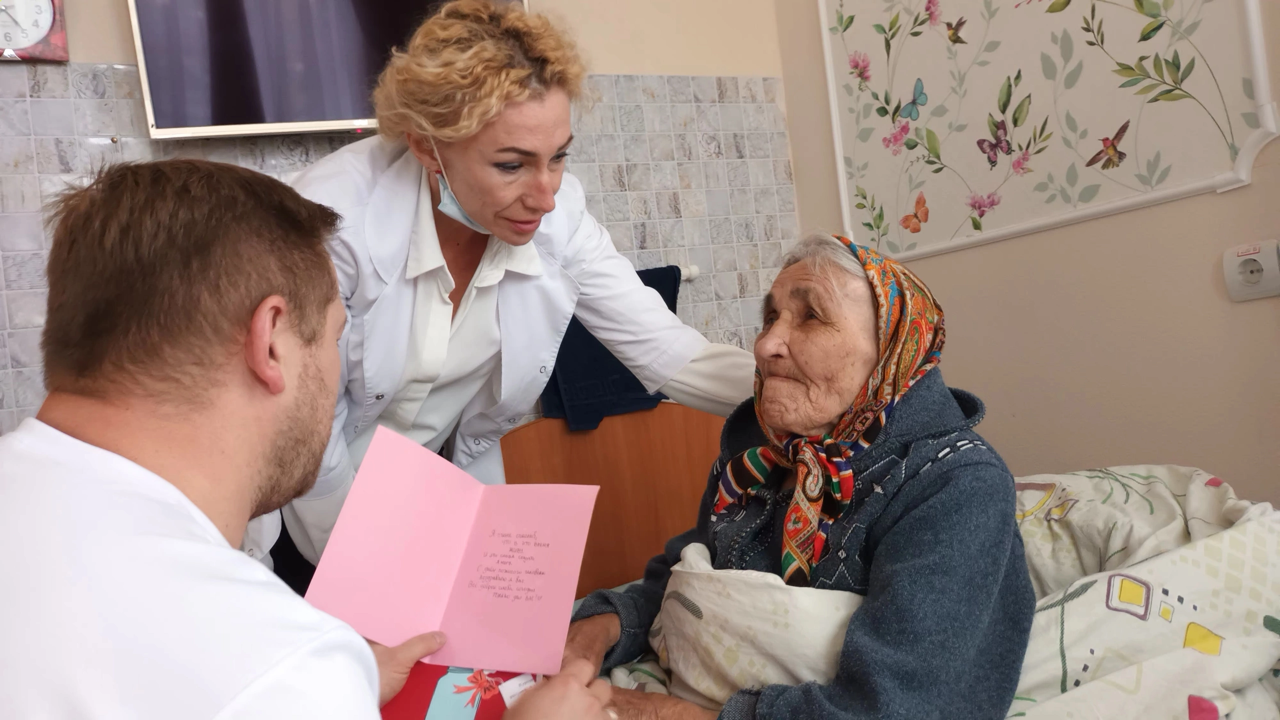 Благотворительность дом престарелых. Старость в радость благотворительный фонд. Новогодний подарок в дом престарелых. Благотворительная помощь пенсионерам. Фонд престарелых.