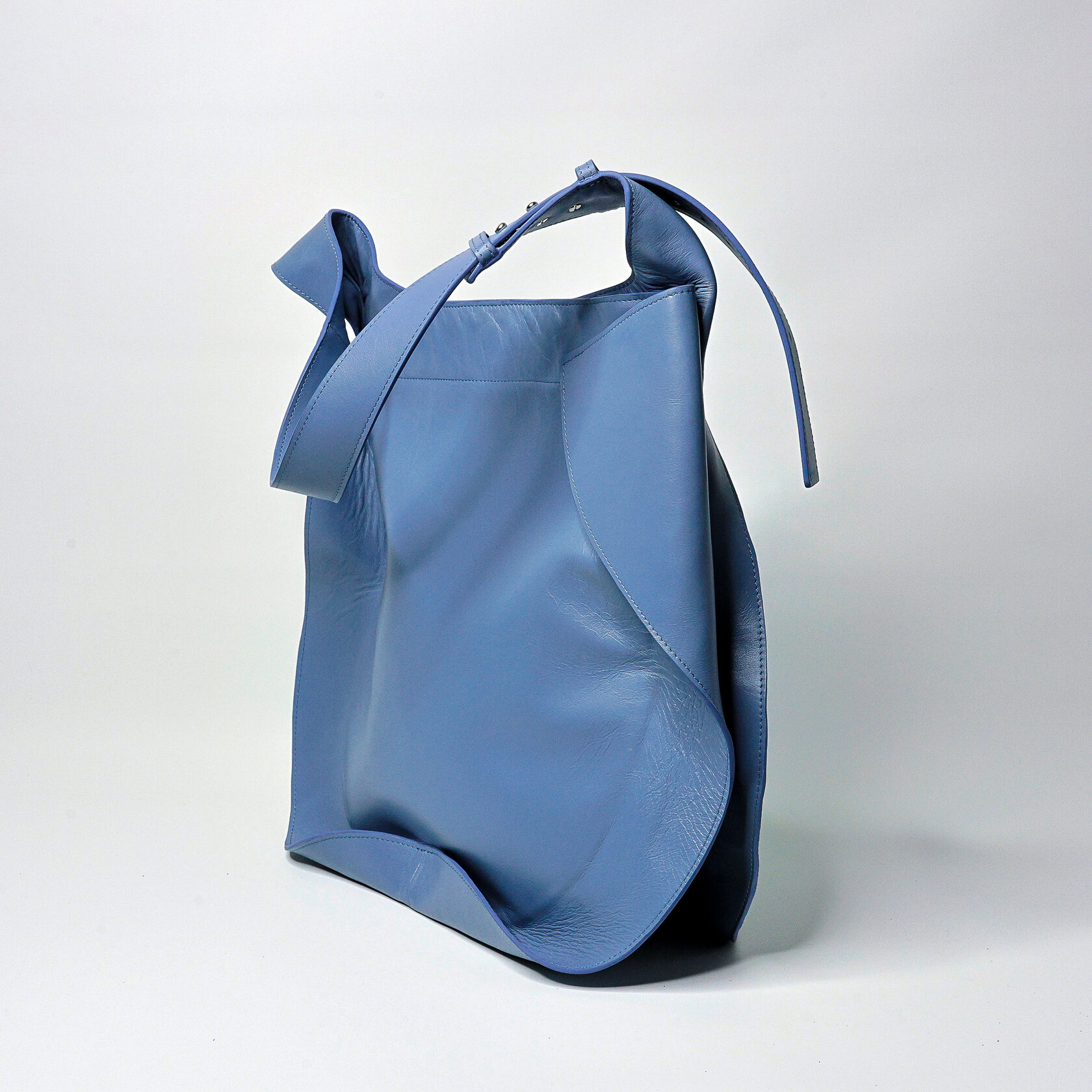  объемная дизайнерская сумка Wave тоут голубого цвета из натуральной кожи премиум качества