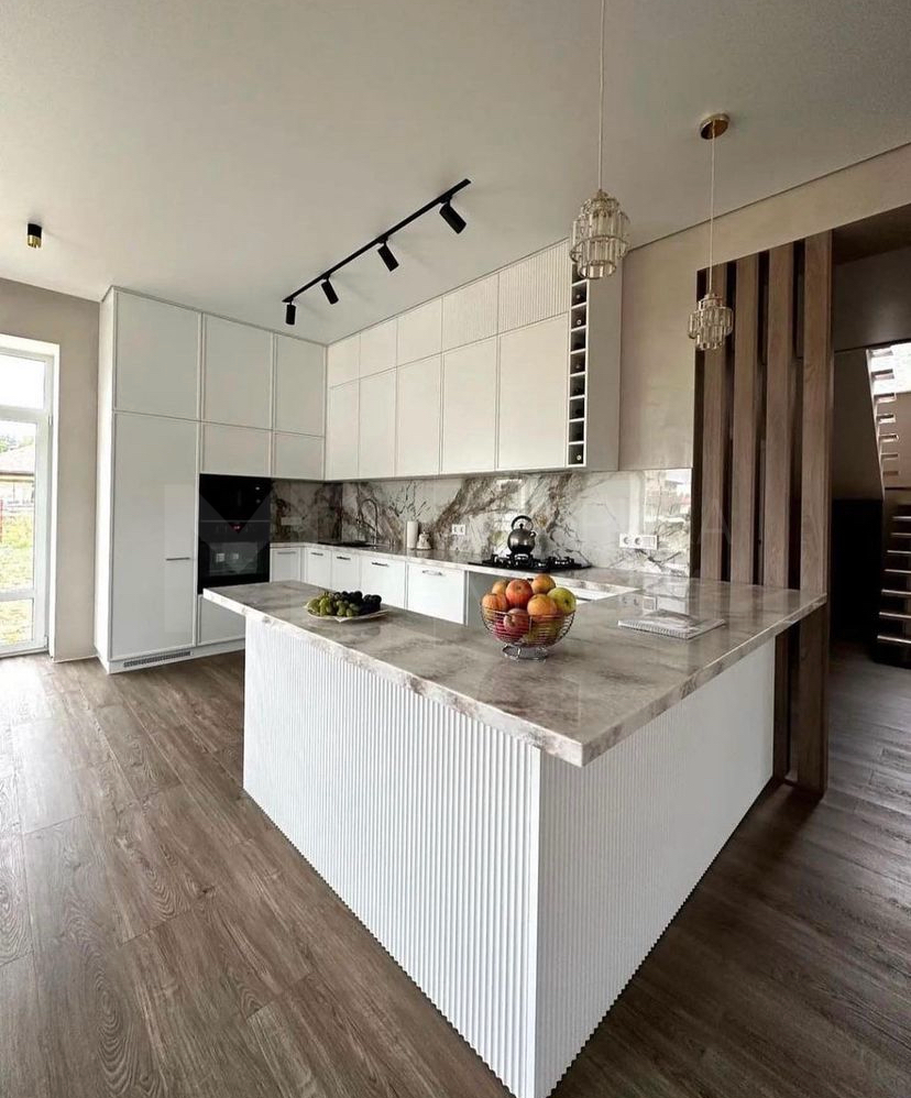 кухня с барной стойкой в загородный дом