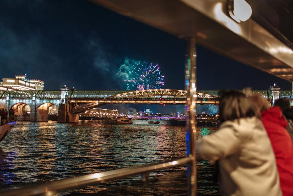 Речная прогулка с дискотекой москва. Салют с теплохода Москва. 9 Мая в Москве. Салют Победы с теплохода!. Салют на 9 мая с теплохода Москва. Круиз по ночной Москве.