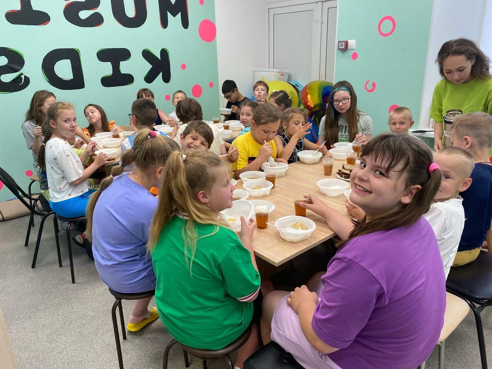 Дети на обеде в городском летнем лагере