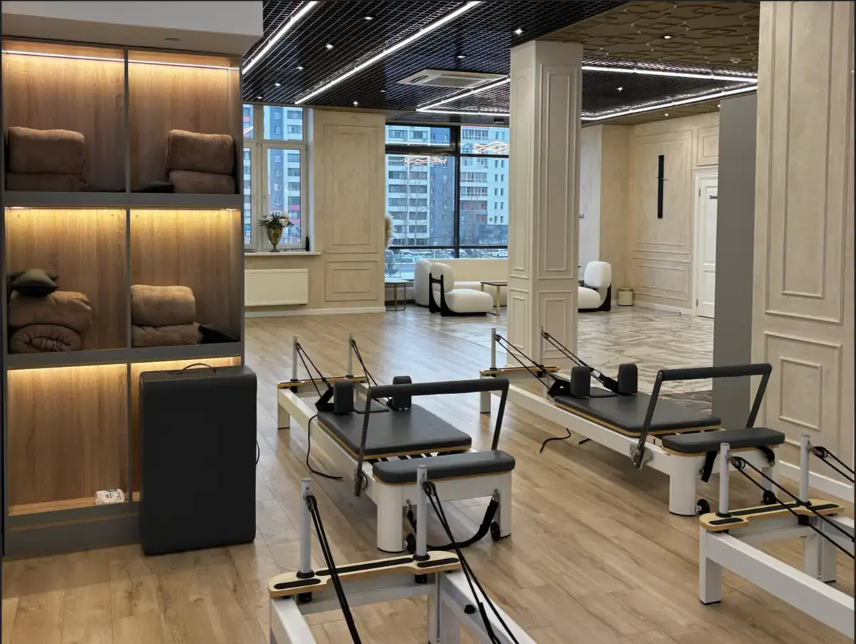 Зал студии ÂME Pilates & Reformers в Челябинске
