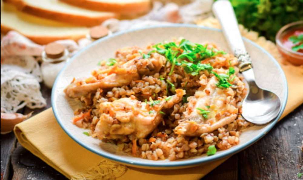 Куриное филе с гречкой на сковороде