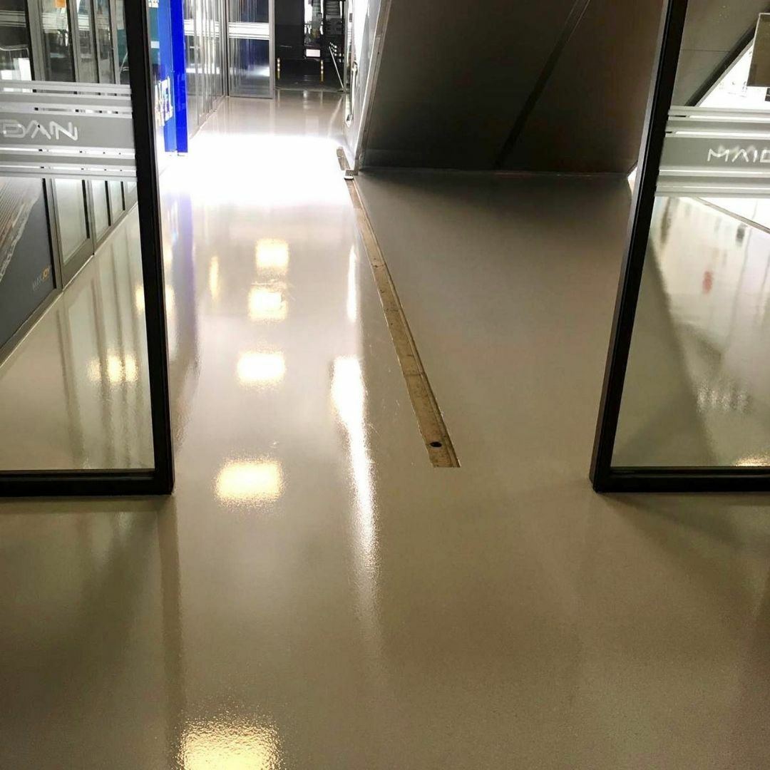 Противоскользящие наливные полы — купить нескользящее полимерное ...