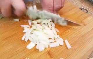 Приготовление салата с ананасом и ветчиной слоями: шаг 4