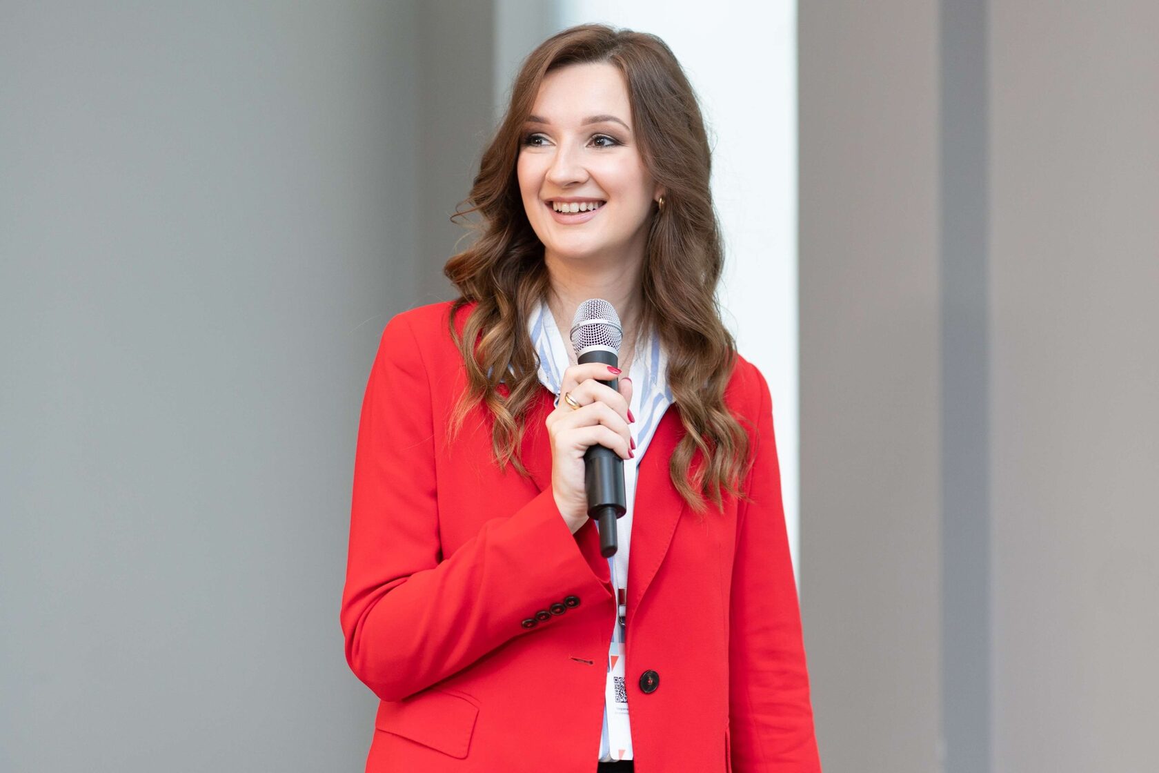 Maria Guryeva presenting with a microphone