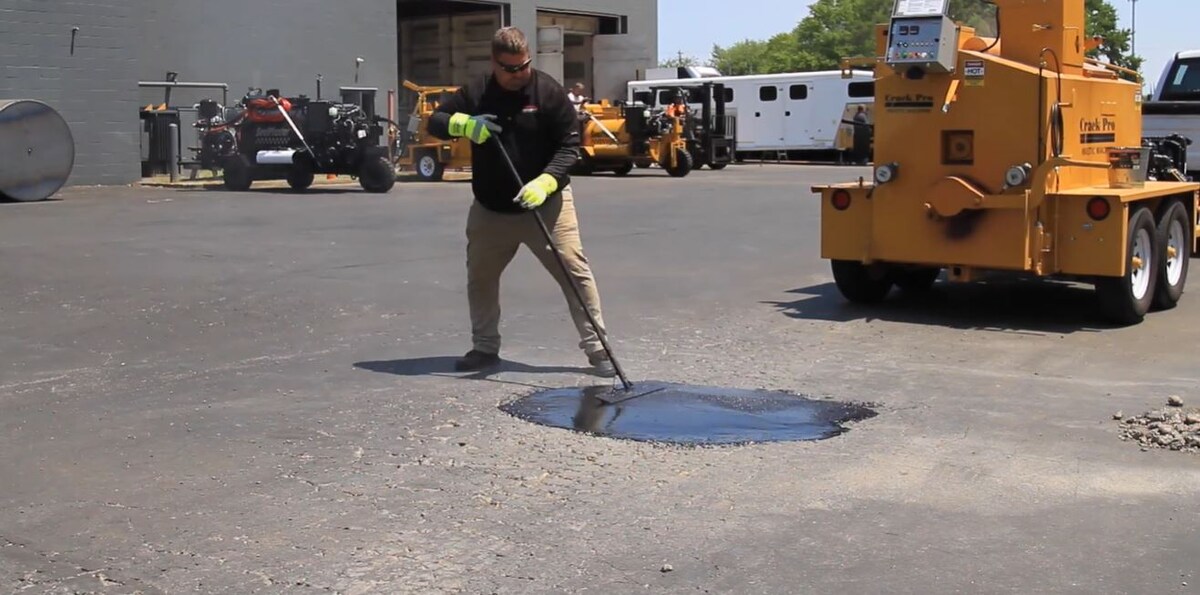 Ремонт литой мастикой крокодиловых трещин на асфальте  