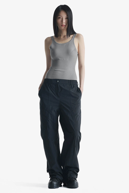 Зимняя женская куртка в цвете хаки. GATE31 — это минималистичный бренд верхней одежды из Санкт–Петербурга