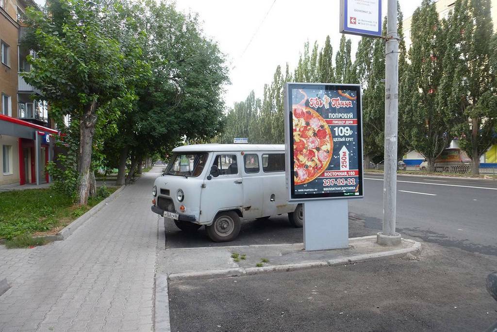 Ул восточная 11в. Сити Формат реклама. Рекламный щит на ножках. Реклама на остановках.