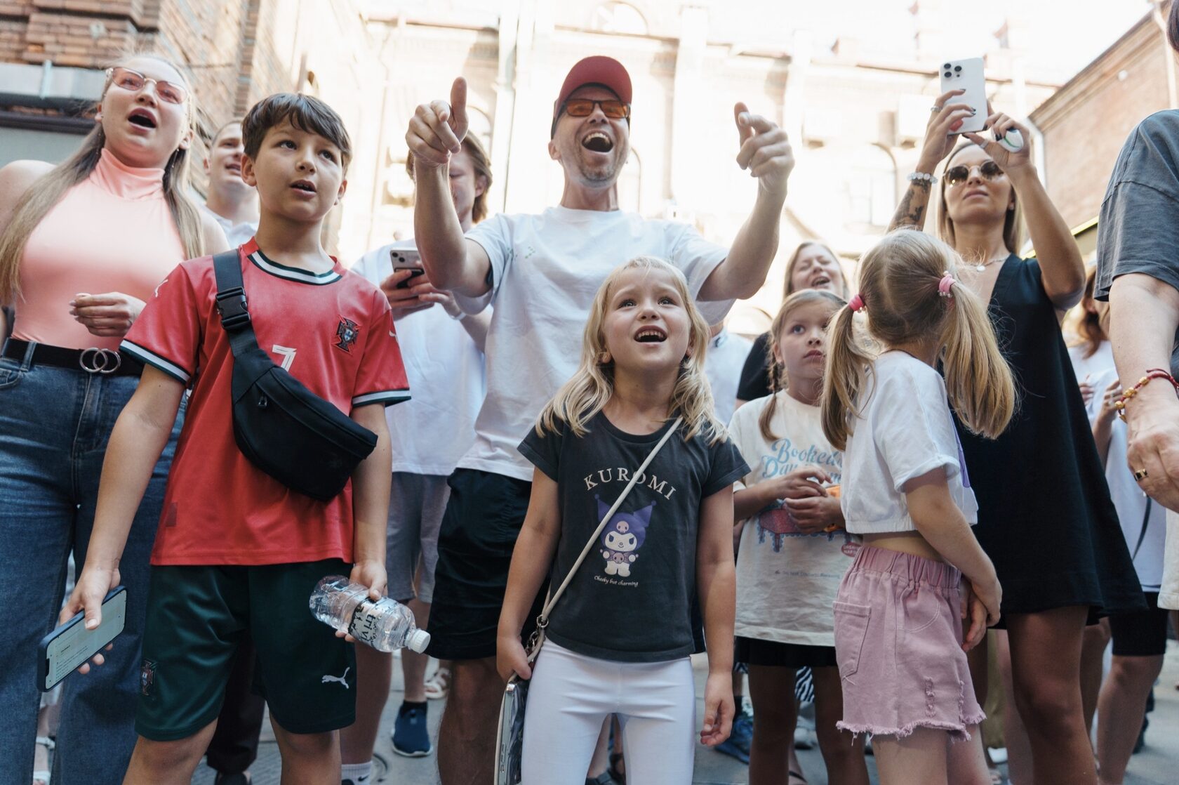 Гости мероприятия «Поём над Амуром» во дворе бара «МТ»