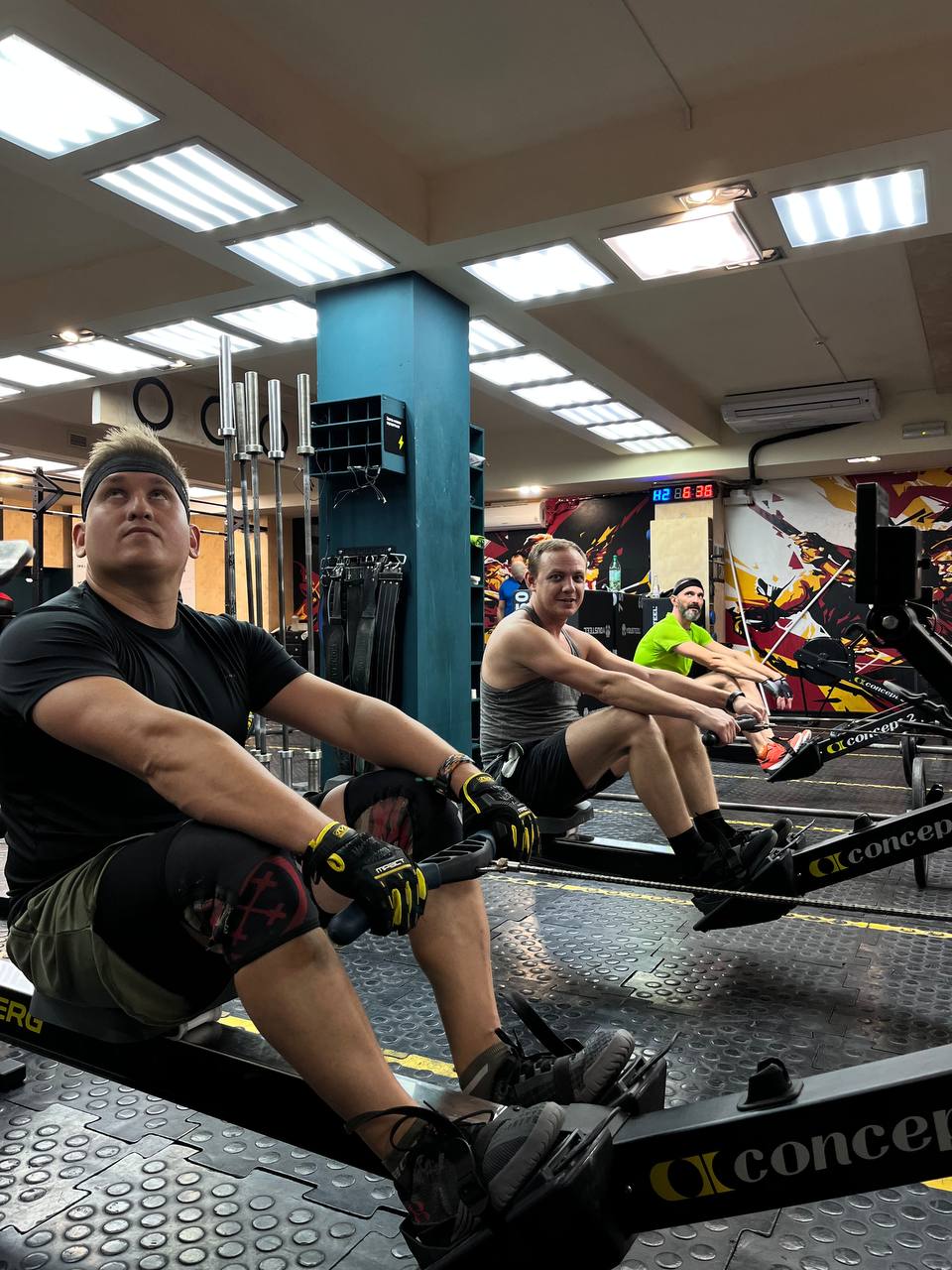 Клиент CrossFit Center Rostov тренируется на гребном тренажёре
