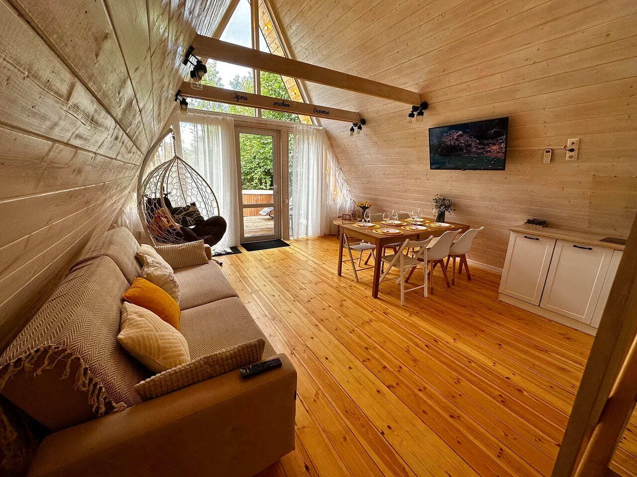 ветлый интерьер а-фрэйм домика с рабочим местом — комфорт для удалённой работы