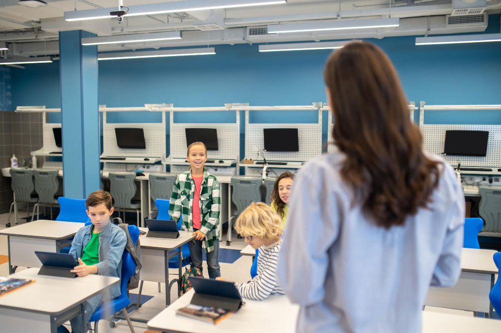 A teacher implemens AI tools in K-12 classroom