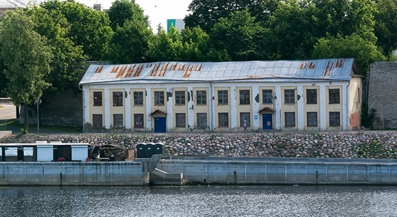 Архивное фото здания со стороны парадного фасада ориентированного на набережную реки Великой